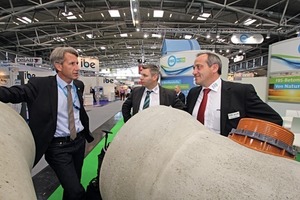  BFS-Geschäftsführer Klaus Müller (rechts) zeigt BFT-Anzeigenleiter Jens Maurus die Weiterentwicklung von Strato pipe 