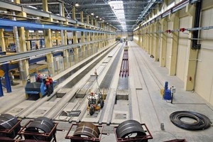  Auf insgesamt fünf Produktionsbahnen mit einer Länge von je 126 m werden mit ­einem Gleitfertiger vorgespannte Betonfertigteile hergestellt 