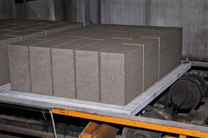  Abb. 2 Peri Pave überzeugt durch hohe Steifigkeit, besonders vorteilhaft bei hohen Produkten und großen Gewichten  auf den Unterlagsplatten. 