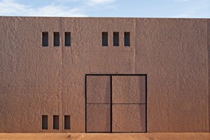  The main entrance. Its two gate wings are also made of architectural concrete, with surfaces treated in the same way as the surrounding walls 