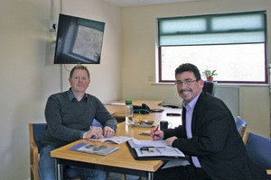  <div class="bildtext">Shaun Brown, Geschäftsführer des Charcon-Betonfertigteilwerks Lound/ Nottinghamshire (links) im Gespräch mit BFT-Redakteur Silvio Schade</div> 