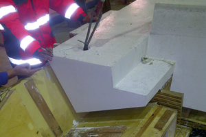  Formwork stripping from a cast corner column element 