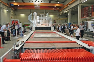  The many guests who had come to the in-house exhibition of SR Schindler were given a live demonstration of the Universal Print coating line on pavers and slabs 