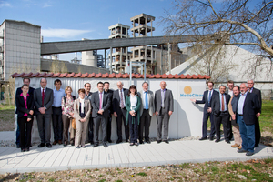  Attendees of the Wiesbaden expert panel in front of the “Helio Clean” demonstration wall  
