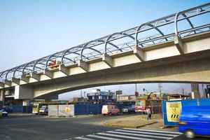  Einbau der Stahlkonstruktion an der Station San Carlos und vorübergehender Fußgängerübergang 