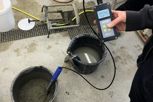  Sono-WZ is inserted several times in succession in the fresh concrete in the bucket; the individual measurements are taken at the touch of a button 