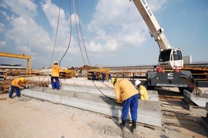  The base plates were precast at the river bank of the Rio Negro 

 