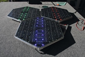  Die Module von Solar Roadways sammeln nicht nur Sonnenenergie; mit farbigen Leuchten geben sie den Nutzern der Fahrbahn auch Verkehrshinweise 