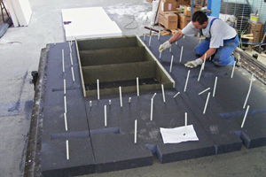  At the precast concrete plant, the ComBar thermal anchors of Schöck are at first fixed to the insulated outer shell made of architectural concrete 
