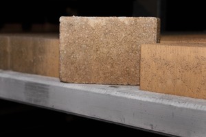  Fig. 6 Withdrawal plates are no longer used; the flat and even surface of the Multiplex production pallet ensures a smooth stone surface on both sides by itself.  