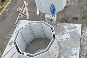  → 1 Segments comprised of double-wall elements; bottom left: loose double-wall elements resting on inclined supports; top right: a finished segment 