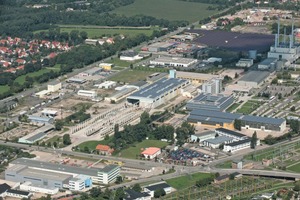  Luftaufnahme der Beton Fertigteilbau Erfurt (BFE): In der Bildmitte ist der Produktions-standort, hinten rechts der firmeneigene Solar­park erkennbar 