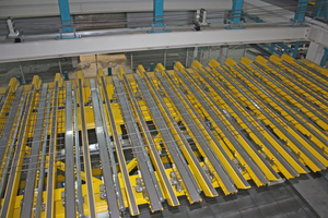  A complete pallet load of longitudinal and transverse bars on the handling beam. The beam is then turned by 180° about its axis …  