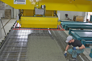  The concrete spreader travels across the entire length of the pallet in a single pass and applies a strip of concrete in this process; in the next step, it runs parallel to the first strip of concrete and returns to its starting point, pouring concrete onto the second, previously empty half of the pallet  