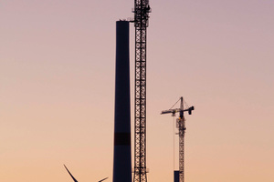  Assembly of a hybrid towerwith climbing crane 