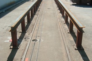  <span class="bildunterschrift_hervorgehoben">Fig. 2</span> The two lanes of 50m length each, for depositing and accommodating the intermediate racks with the preassembled precast parts. Clearly visible: the induction loop parallel to the rails.<br /> 