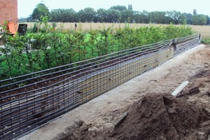  Abb. 1 Leitungsverlegung zur Energiegewinnung in einer Gartenmauer aus Beton. 