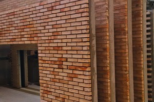  The restructured pallet circulation line is currently used to produce solid, sandwich and façade elements during the day (as shown on the photo) and railway sleepers during the night shift 