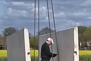  Fitter tightening the turnbuckle 