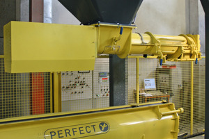  4SCC is continuously conveyed from the mixer to the casting unit via a feed hopper 