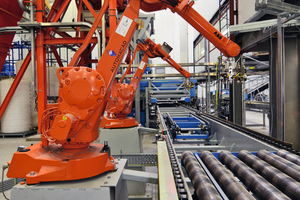  Zwei Color-I-Roboter für die Einfärbung von Betonerzeugnissen erhöhen die Produktvielfalt und ermöglichen außergewöhnlich kurze Taktzeiten 