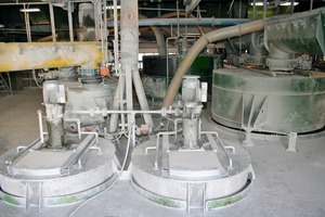  <span class="bildunterschrift_hervorgehoben">Fig. 2 </span>Cement, lime, gypsum and aluminum are kept separate for a long period; they are mixed with each other only shortly before the mold is filled with concrete.<br /> 