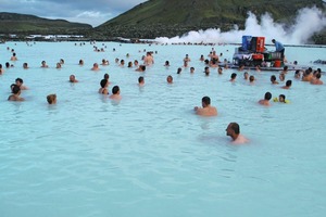  Abb. 2 Aperitif vor dem Festessen in der „Blue Lagoon“ .  