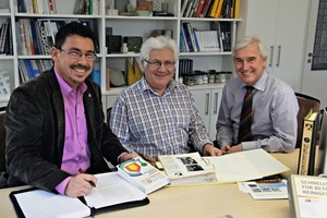  Martin Möllman, Member of the Executive Board, its Chairman Richard ­Bayer, and BFT editor Silvio Schade (from right to left) rummage through the treasures of info-b’s 40-year history 