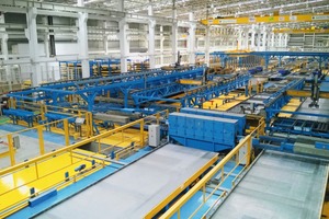  <div class="bildtext_en">View inside the new high-performance factory of Pruksa: The de-shuttering and shuttering of pallets as well as cleaning and oiling of pallets and the required shuttering elements is completely automated</div> 