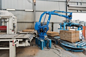  The stones are meanwhile split fully automatically at the Huber concrete plant. For this purpose, the stones that have already been palletized are ­conveyed on a feed belt. The Motoman MPL800 waits for the unfinished product, picks up the top layer and places it in a buffer zone in front of the actual splitting machine 