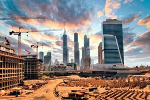  Im mittleren Osten ist zurzeit eine rege Bautätigkeit zu verzeichnen, wie hier am Princess Tower nahe der Dubai Marina (Hintergrund Mitte), mit 101 Stockwerken und 413 Metern Höhe das höchste Wohnhaus der Welt 