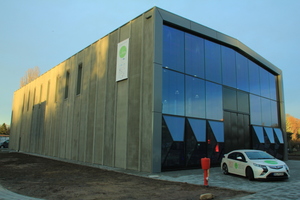  Das Gebäude der ETA-Fabrik in Darmstadt. Die Hüllkonstruktion im Dach- und Wandbereich besteht aus Betonfertigteilen  