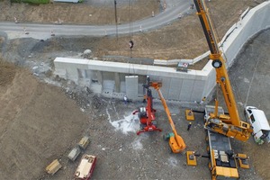  Montage der fertigen Wandplatten an der Raststätte Sauerland Ost 