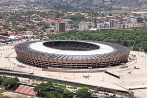  Beim Stadion von Belo Horizonte wurde auch das Kragdach erhalten. Neu sind hier die unteren Ränge 