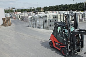  Allein für die Flachbordsteinsysteme steht eine Lagerfläche mit der Größe von 1 ha zur Verfügung. Die gesamte Lagerfläche ist 3,5 ha groß 