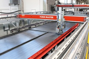  The Form Master shuttering and deshuttering robot positions the shutters in accordance with the Infinity Line System: With the syste­matic combination of the shutter lengths, all centimeter lengths can be achieved. This eliminates the need for polystyrene elements 