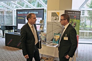  In the accompanying exhibition, the speakers and visitors had an ­opportunity for an exchange of ­experience – here Hubert Rapperstorfer (left) and Marco Hahn at the info stand of Bauverlag 