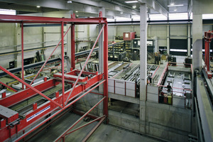  Die Umlaufanlage von Nägele Bau. Im Hintergrund ist der Einschal- und Bewehrungsbereich zu erkennen, im Vordergrund links das zentrale Regalbediengerät 
