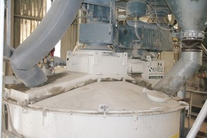  Fig. 4 The cone mixer of Kniele with a capacity of 3 m³ of concrete.Abb. 4 Der Konusmischer von Kniele fasst 3 m³ Beton. 
