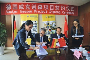  Vertragsunterzeichnung in Pinghu, China: v.l.n.r. Herr Cem Peksaglam, CEO Wacker Neuson SE, Herr Yongbiao Qian, stellvertretender Bürgermeister der Stadt Pinghu 