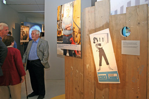  Am „Baustellen-Zaun” hängen die ersten Schöck-Werbeplakate 