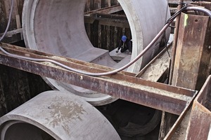  Lowering into the open trench requires precision work in order to ensure a high degree of fitting accuracy of the pipes to be installed  