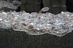  Die Kläranlage wies große Schäden auf. Um das Bauwerk zu sanieren, war zunächst der schadhafte Beton abzutragen, zum Teil bis hinter die Bewehrung 