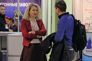 mbk Maschinenbau, hier Yevgeniya Petryashova im Kundengespräch, bleibt Russland auch in der Krise treu 