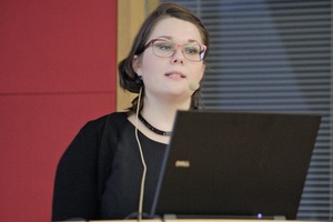  Elena Hess referiert über Betonhybride und stellt ihre Grundlagenforschung bei Polymer-Impregnated Concrete (PIC) vor  
