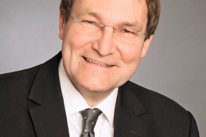  Dr.-Ing. Udo Wiens; Deutscher Ausschuss für 
Studium des Bauingenieurwesens an der RWTH Aachen University mit der Vertiefungsrichtung „Konstruktiver Ingenieurbau“; 1991 bis 2000 wissenschaftlicher Mitarbeiter am Institut für Bauforschung der RWTH Aachen University (ibac), Aachen; ab 1996 Leitung der Arbeitsgruppe „Bindemittel und Beton“ im ibac; 1998 bis 2000 stellvertretender Betriebsleiter im ibac; 2001 bis 2009 Leiter der Geschäftsstelle des Deutschen Ausschusses für Stahlbeton im DIN e.V. (DAfStb), Berlin; seit 2009 Geschäftsführer des Deutschen Ausschuss für Stahlbeton e. V., Berlin 