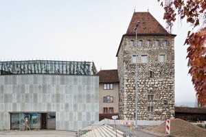  Die Betonfassade zeigt 134 unterschiedliche Menschen-Silhouetten 