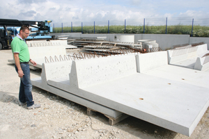  Ralph Rembeck, General manager of Rembeck KG, with the Traunsteiner mobile silo slab 