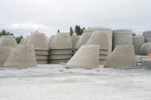  Abb. 8 a bis c Auf der Vihy Multicast 150 prosuzierte Fertigteile auf dem Lagerplatz&nbsp; von Midt Norsk betong in Verdal. 
