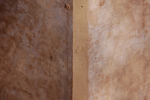  Abb. 1 Unterschiedliche Erscheinungsbilder eines Betonelements: inhomogene Oberfläche bei nicht saugender glatter Schalung (Fläche), homogener Farbeindruck bei Verwendung einer saugenden Schalung (Eckleiste). 